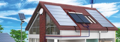 Panneaux solaires thermiques et photovoltaïques sur le toit d'une maison