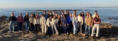 Groupe d'&eacute;tudiants devant la mer